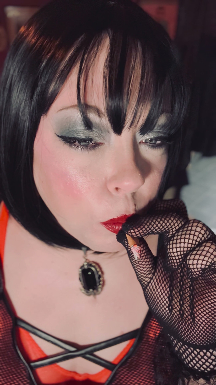 Tina Snua: Stăpâna care fumează Tina Snua Chain fumează 2 țigări super-chiloți în mănuși plasă -...