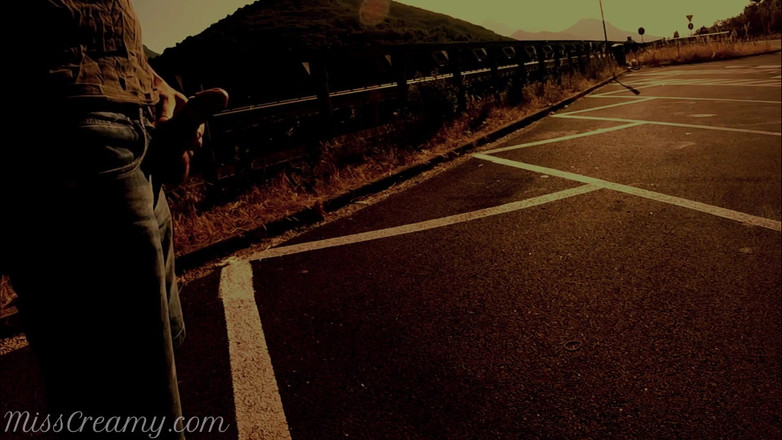 Miss Creamy: Засветил хуй - девушка застукала меня за дрочкой на улице и помоги мне кончить - Misscreamy