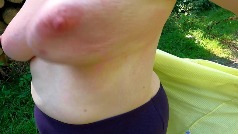 Bouncy Tits Action: Покарання її грудей під час походу