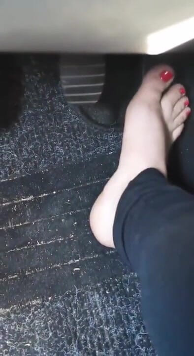 BadCat: Rij-instructeur met sexy pedicure leert rijden