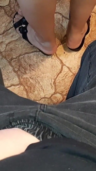 Jag rycker iväg till min granne i köket medan hon förbereder middag