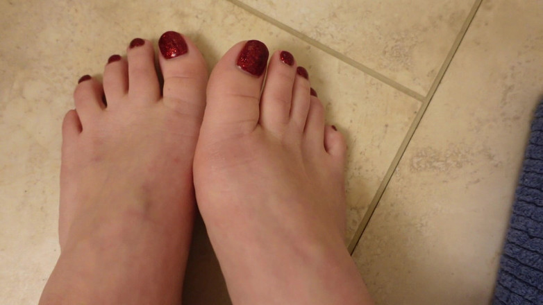 Deanna deadly: Quick New Pedicure Show off Glittery Red Toenails