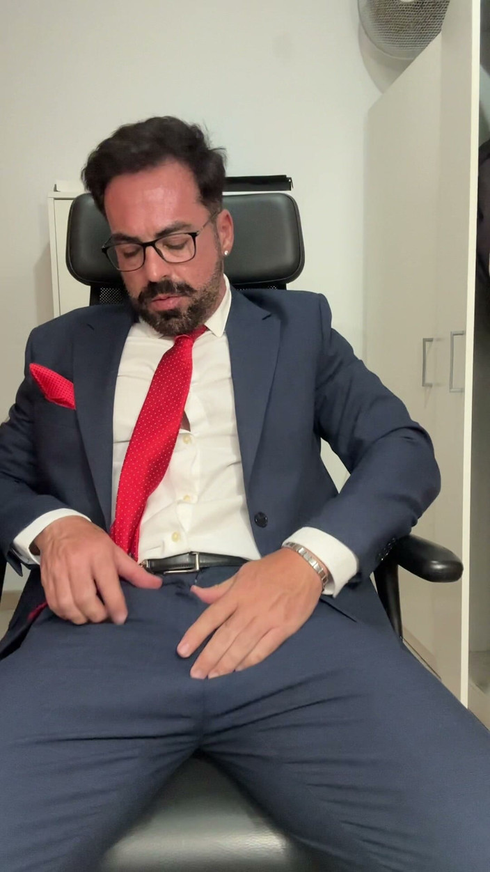 MaelHunter: I Masturbate While Wearing a Suit and a Red Tie.