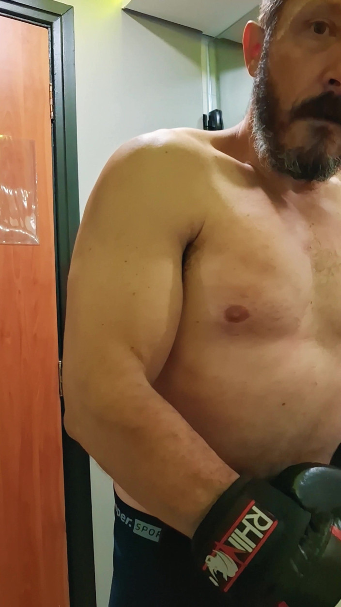 Punchbagplz: Gouine Wrestler - Sesión De Entrenamiento De Adoración Muscular En Primer...