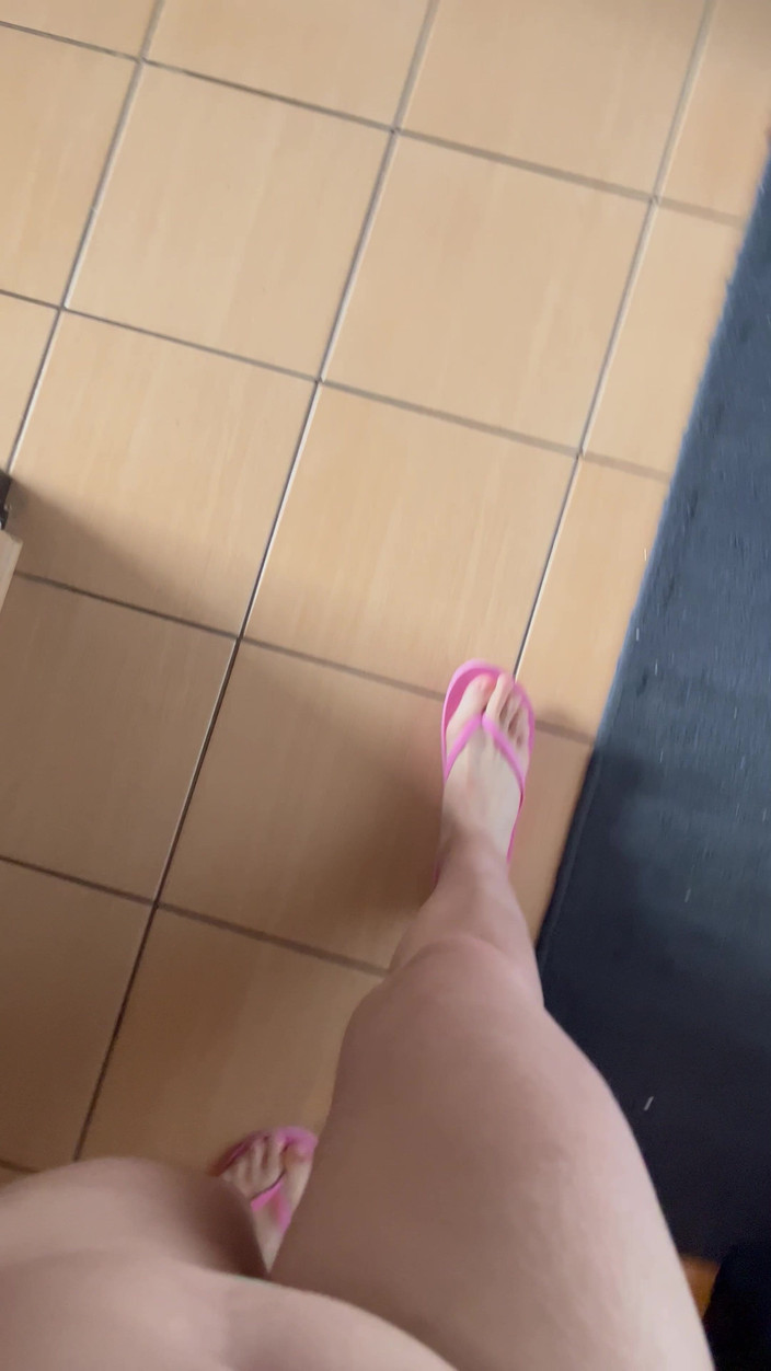 Feet: POV: Dźwięki chodzenia klapkami