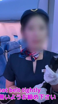 Stewardesa i seks w samolocie sprawia, że jestem wyprostowany w kółka, aż jestem na skraju wytrysku