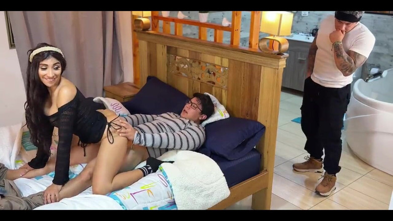 Winter_steph: Рогоносець! Зведений брат мастурбує, спостерігаючи, як його зведена сестра займається сексом! Він теж її трахав!