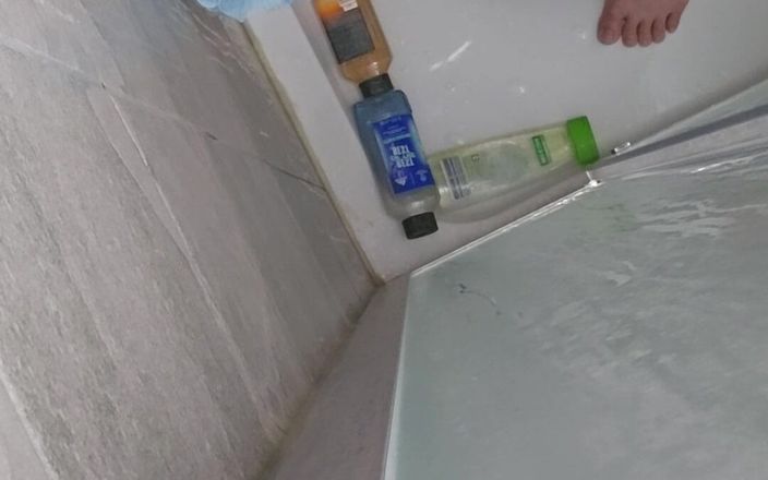 Dustins: Chubby Teen Jerks off in Shower