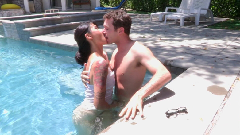 Big in Asia: Brunette stud sucks his cock and takes him indoors for...