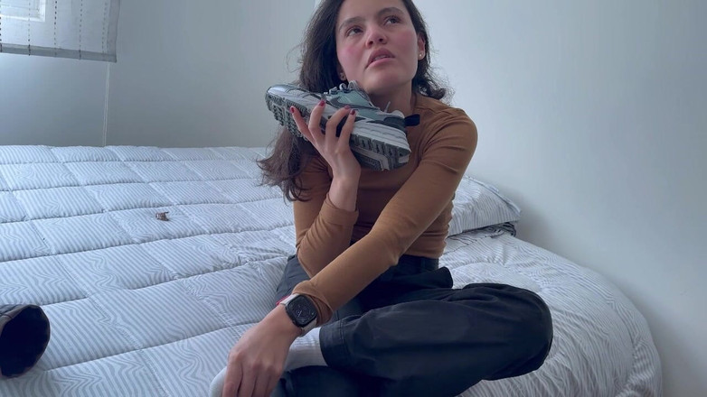 scarlettandc: 女人抚摸自己并达到性高潮，闻和感受她的脚