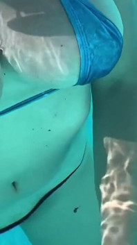 Artemisia houdt van sexy bikini grote borsten onderwaterfetisj bij het zwembad