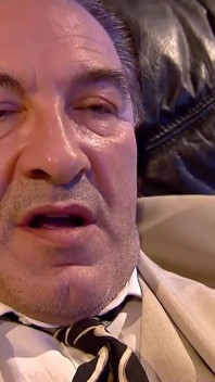 Рыжая шлюха отсасывает богатую свинью