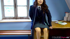 College Uniform: 穿着优雅，以carla Brown为特色