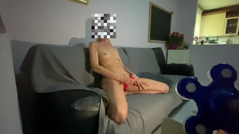 Nofaceblonde: Eu me masturbo tranquilamente e tenho um orgasmo enquanto estou...