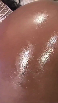 Seducente ebano milf mogano Bliss con figa rasata bruna vuole farsi riempire da grande cazzo nero senza preservativo