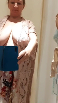 Îmi arăt țâțele goale în magazin