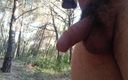Kinky guy: Naakt wandelen in het bos met willekeurige plas