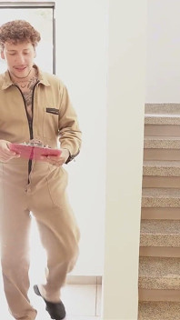 Velmi nadržený instalatér šuká zoufalou hospodyňku, aby mu nevzala vodu
