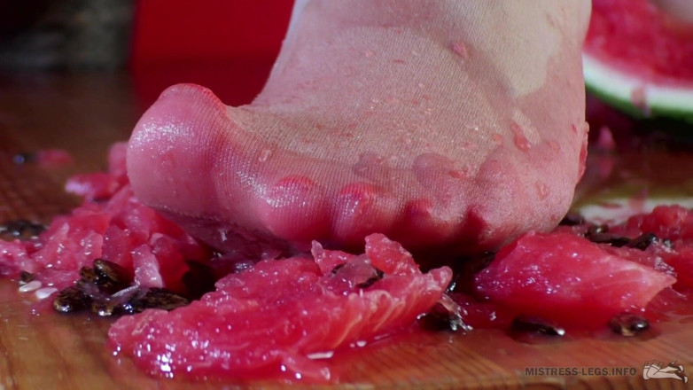 Mistress Legs: 나일론 발로 수박 분쇄