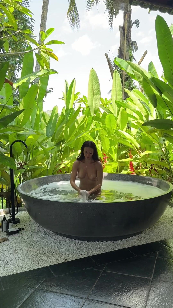 Princess Monica: Buharlı bir ormanda çıplak banyoda benimle çıldır