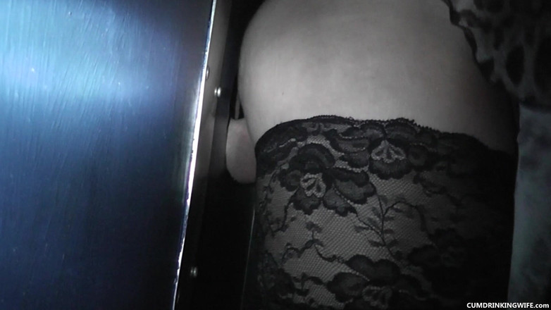 Cumdrinking Wife: Gloryhole-gangbang mit vielen fremden