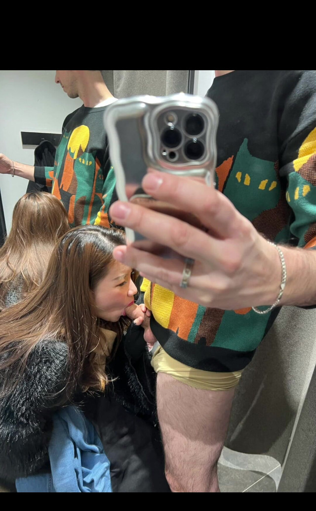 Divertimento nello spogliatoio Volevo solo procurarmi dei vestiti nuovi e c'erano molti clienti che aspettavano (Lulu Wild xoxo) Locker Room Fun Just Wanted to Get Some New Clothes and There Were Many Clients Waiting (Lulu Wild xoxo)