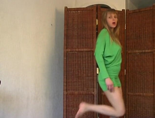 Flash Model Amateurs: Une blonde sexy dans un strip-tease en robe verte