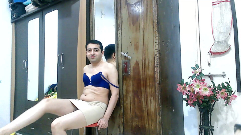 Cute & Nude Crossdresser: Сексуальный сисси кроссдрессер фембой Sweet Lollipop в фартуке с лифчиком и юбкой.