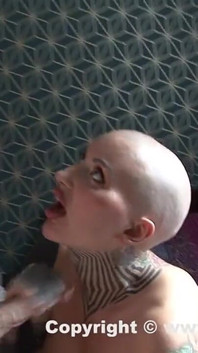 Hayley Hazard yang berkepala botak mengongkek Andy Mann