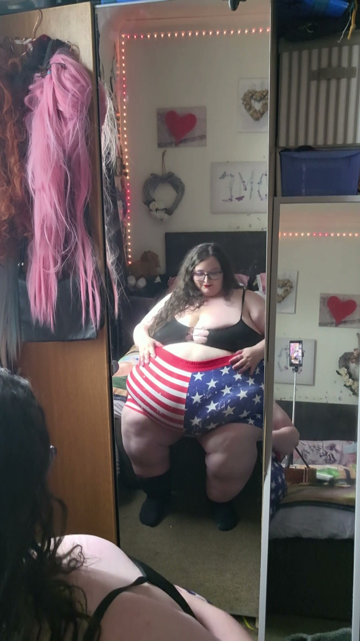 SSBBWLadyBrads: SSBBW Mirror Mirro på väggen BBW