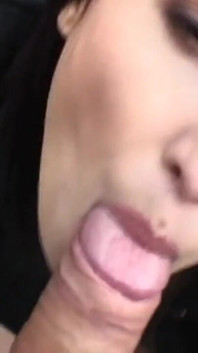 Cette MILF brune adore sucer la bite d'un inconnu à l'extérieur