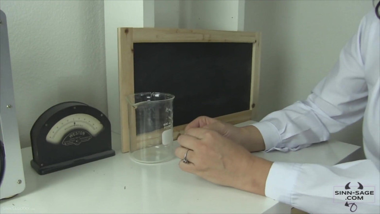 Sinn Sage: Sinn Sage'i gösteren dev kadın bilim adamı