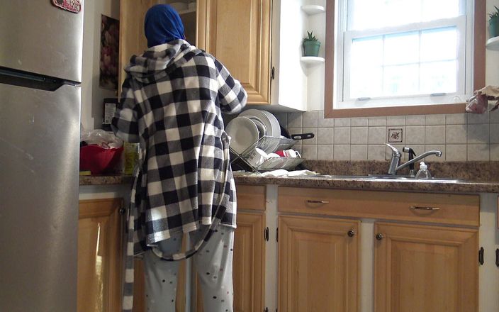 Souzan Halabi: Марокканка арабская жена с большой задницей трахается раком на кухне в домашнем видео