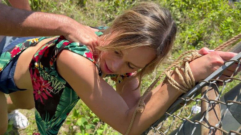 Serenity Cox: Svázaná manželka bere dvojitý creampie venku od manžela a přítele