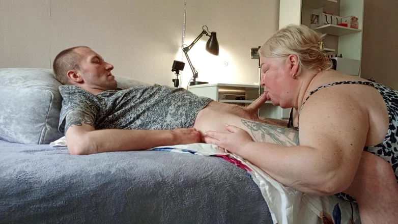 Zona901: Sogra chupa suavemente pau até eu gozar