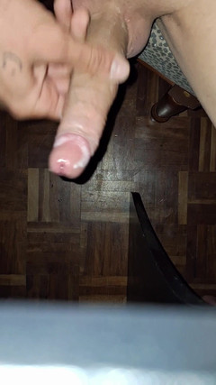 Pete Powers: 在他工作场所的桌子底下偷偷地掌握