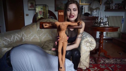 Lady Mesmeratrix Official: Gagică dominatoare feminină își pedepsește sclavul mascat