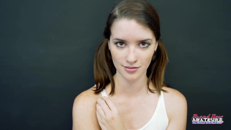 Brand New Amateurs: Magrinha morena fode e chupa pau em audição pornô