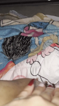 Mamă singură trimite video fostului ei în timp ce se masturbează