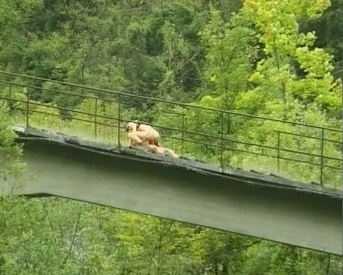 Hardcore German Club: Bu sarışın Alman bebek yürüyüş yaparken sikiliyor