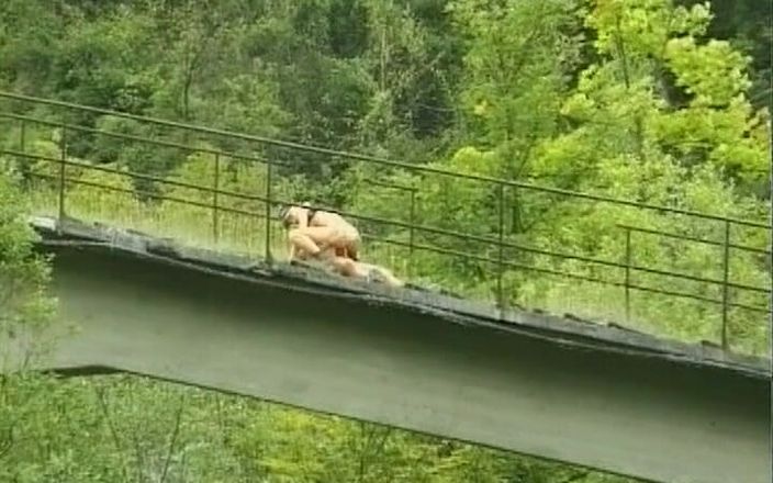 Hardcore German Club: Bu sarışın Alman bebek yürüyüş yaparken sikiliyor