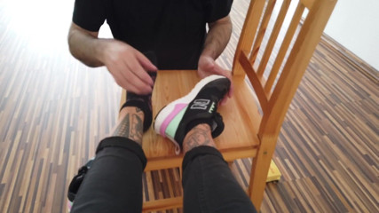 Fetish videos by Alex: Lo schiavo del piede adora i piedi tatuati