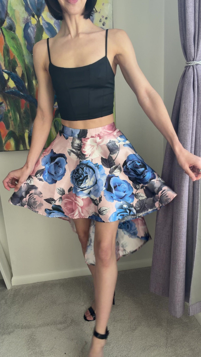 Ms_Emmy_Lynn: Saténová sukně bez kalhotek Škádlení