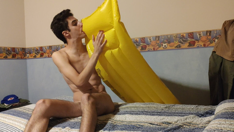 Floatie Boy: Aufblasbare Matratze blasen und reiten