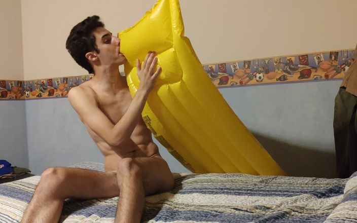 Floatie Boy: 吹箫并骑乘充气床垫