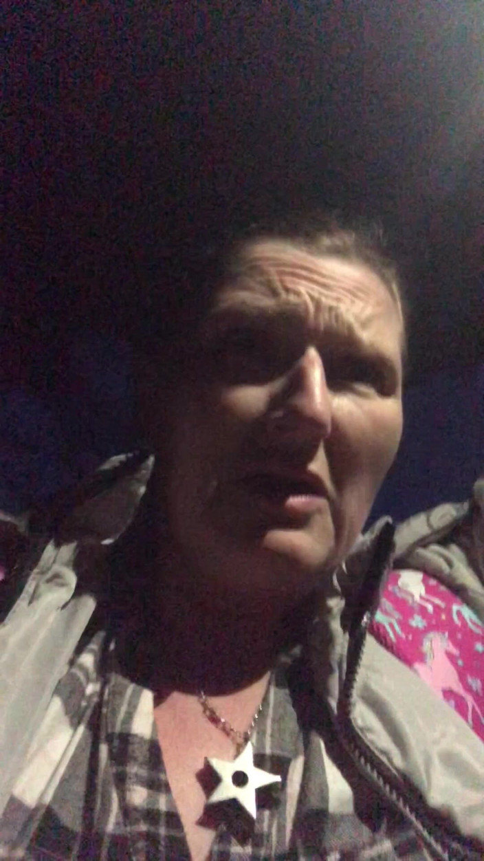 MistressWriggler: Dostal Jsem Prsa, Abych Se Pokusila Vychladnout Při Chůzi V...