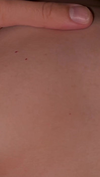 継母は、ミルクで満たされた彼女の大きな乳首を私に見せてくれました。私はムラムラした