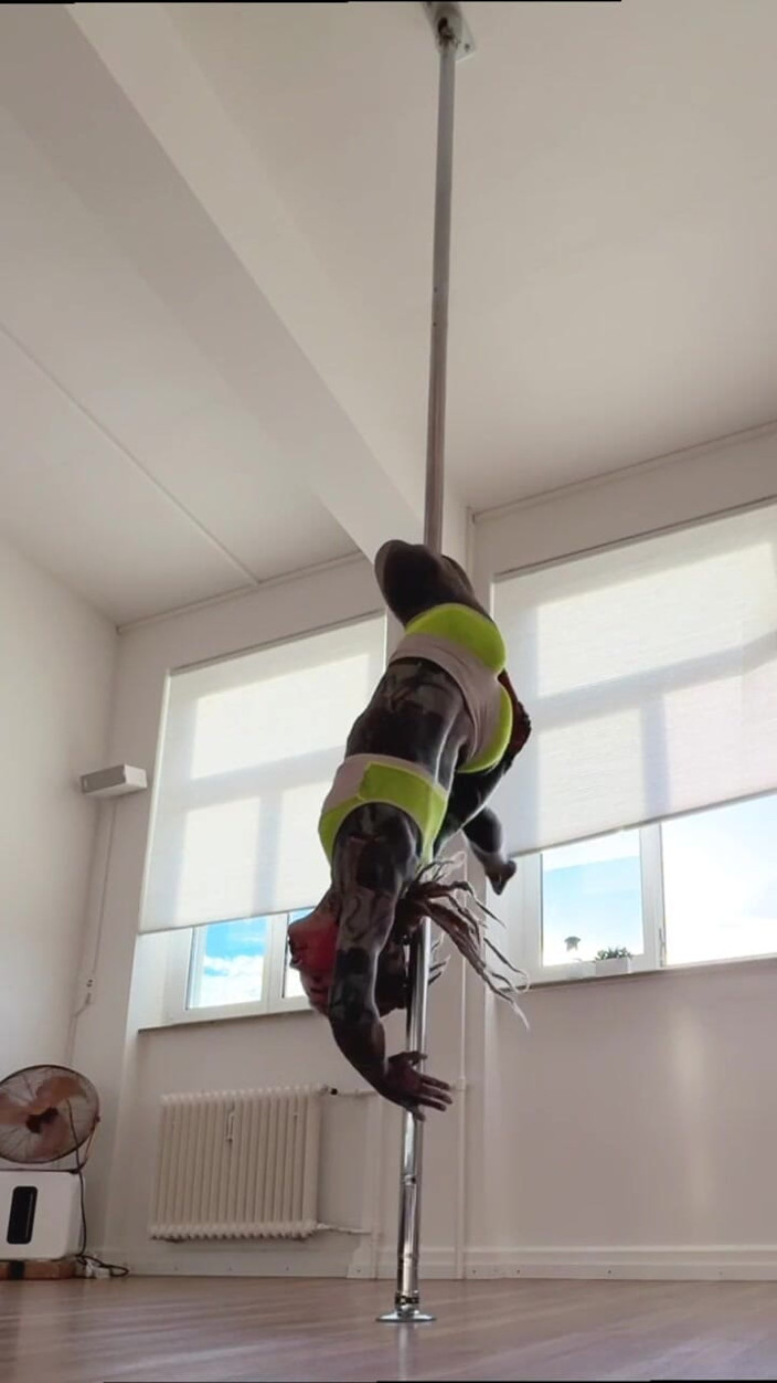 Anuskatzz: ¿te Gusta Mi Poledance? Sígueme Para Más Cosas Salvajes