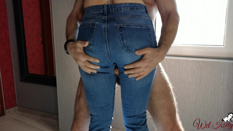 Wet Kelly: Hete milf in een blauwe spijkerbroek neukt een harde pik