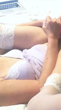 Brunette rijpe vrouw met bril wordt geneukt door bull manlief grote lading in gezicht
